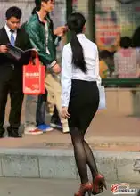 街拍的职业ol装黑丝马尾辫美女