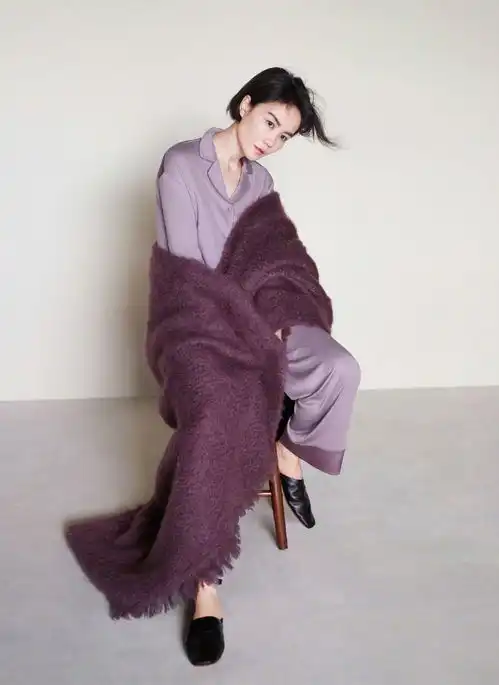 51岁王菲精力旺盛现身音乐节蹦迪嗨过年轻人,怼脸肌肤好到爆