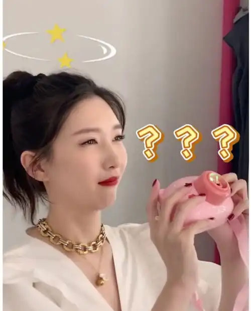 江疏影片场玩泡泡机上瘾,无意举动尽显好人缘,高马尾连衣裙少女感十足