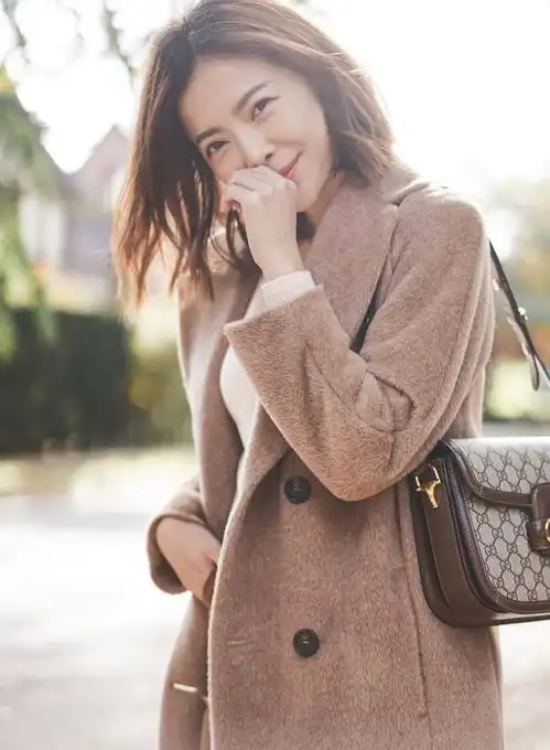 30岁以上的女人春天别总穿灰黑白,学会暖色穿搭,美出了少女感