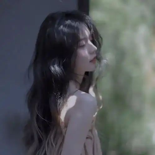 纯欲风女生侧脸头像叶青