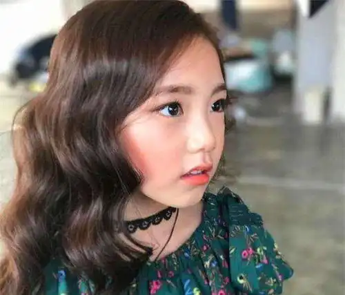 6岁网红女孩停止发育,妈妈的无知,毁了女儿