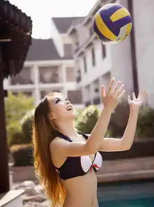 三点美女泳池旁妖冶美人泳装风情