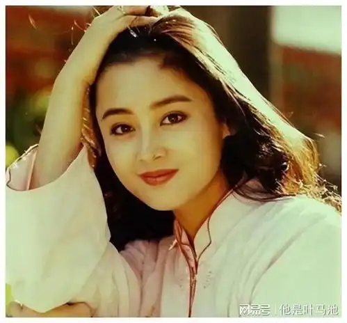 她有大陆第一美人的称号,两大名导为其沉迷,今55岁却像25岁