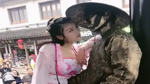 我觉得这个铜人是真人假扮的,美女这是要干嘛