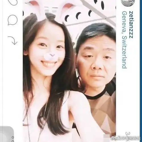 刘强东和奶茶妹妹秀恩爱,他是不是困了