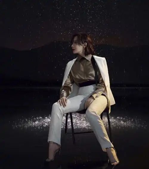 陈数雨中大片出炉,43岁的她穿西装女人味十足,超a超时髦