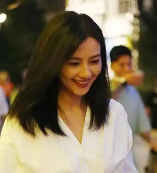 看完女神高圆圆的穿搭,终于知道为何有夺妻之仇,黑白穿搭超优雅