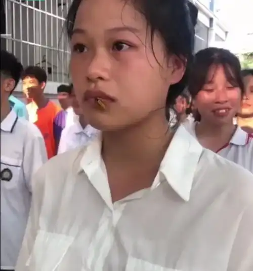 女生军训被马蜂爬嘴,一动不动稳如泰山,给广大学生树立榜样