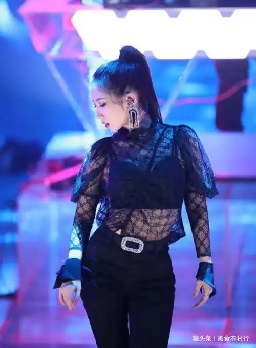 孟美岐灰色漆皮装时尚大气,优雅端庄尽显成熟女人味