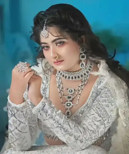 六年前洒红节上印度美少女,现已胖若两人,是知名博主刘墉前女友