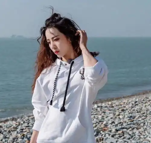 李思思母女罕见同框两人合体写真,妈妈长发披肩气质比她还出挑