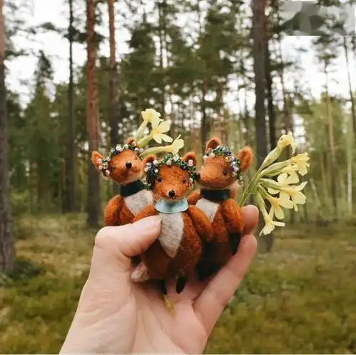 97年小仙女隐居森林,刺绣做甜品,治愈无数网友太羡慕了