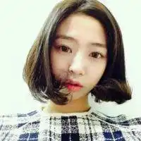 成熟端庄的qq女生头像太深爱怎么甘心当朋友