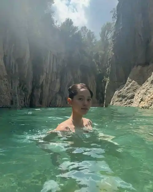 24岁欧阳娜娜晒国外度假,穿泳装秀凹凸曲线像美人鱼,纯欲风拉满