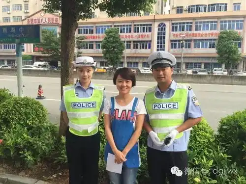 交警首次直播美女警花瞬间成网红