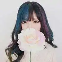 谁有类似这种女生拿花遮脸的女生头像