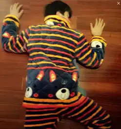 谁有女生版的这个头像一个女生穿着睡衣趴在地板上的图像