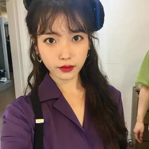 明星93年生的她已经出道10周年南韩国民妹妹iu越来越美了