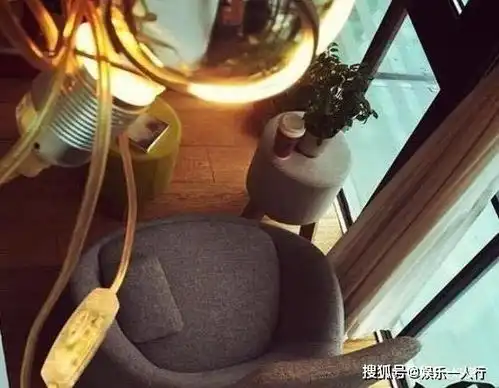 董子健抱女儿读书,无意晒出家中豪宅,温馨舒适接地气