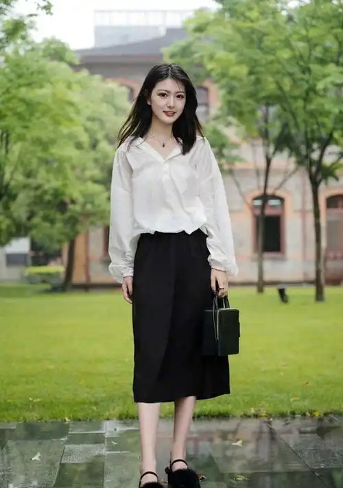 美女休闲牛仔裤搭配黑色一字肩,很好地衬托出女人的美丽气质