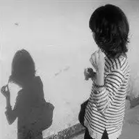 女生头像侧面蹲坐黑白微信头像图片大全