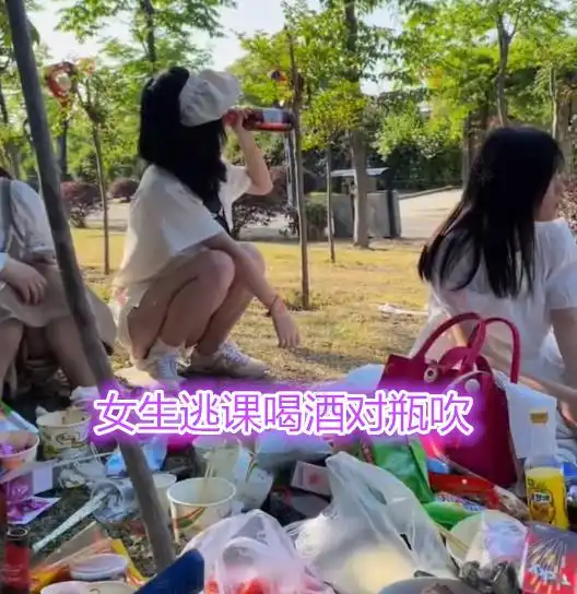中学生逃课野餐聚会,女生自己喝醉摔倒树坑,网友年轻人不学好