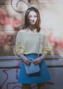 李沁怕是嫌裙子太单调,在上面贴纸片,没想到解锁新时尚