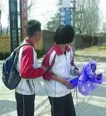 拉着横幅手捧玫瑰初二男生跪地求爱