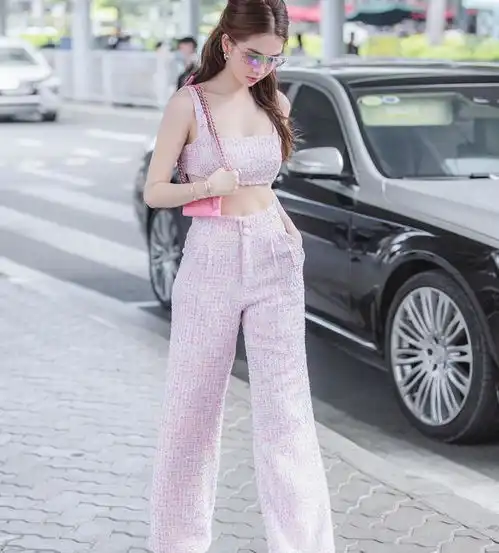 微胖女孩的穿搭必须以收胯为主,这样可以穿出迷人的身材