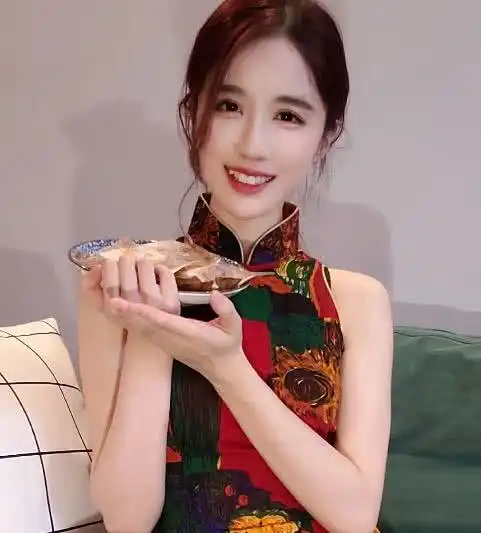 轩子巨2兔变美食达人,直播演绎精湛厨艺,网友活得还不如月饼