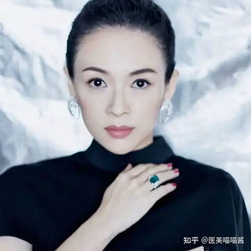 越南美女模特撞脸章子怡,眉眼清秀气质高冷,犹如神仙姐妹花