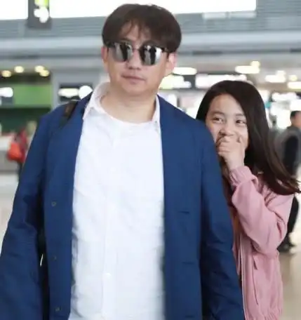 黄磊大女儿近照曝光,素颜原来是这样,网友岁月是把杀猪刀