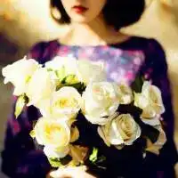 谁有类似这种女生拿花遮脸的女生头像