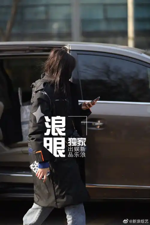 组图硬糖少女303现身春晚彩排包裹严实保暖到位