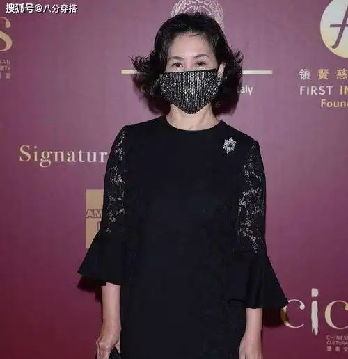 何超琼不愧是大户人家的千金,穿黑色蕾丝裙成熟优雅,高贵迷人