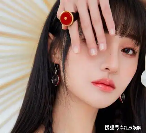 郑爽麻花辫造型很萌,迪丽热巴却是显酷,都略胜她一筹