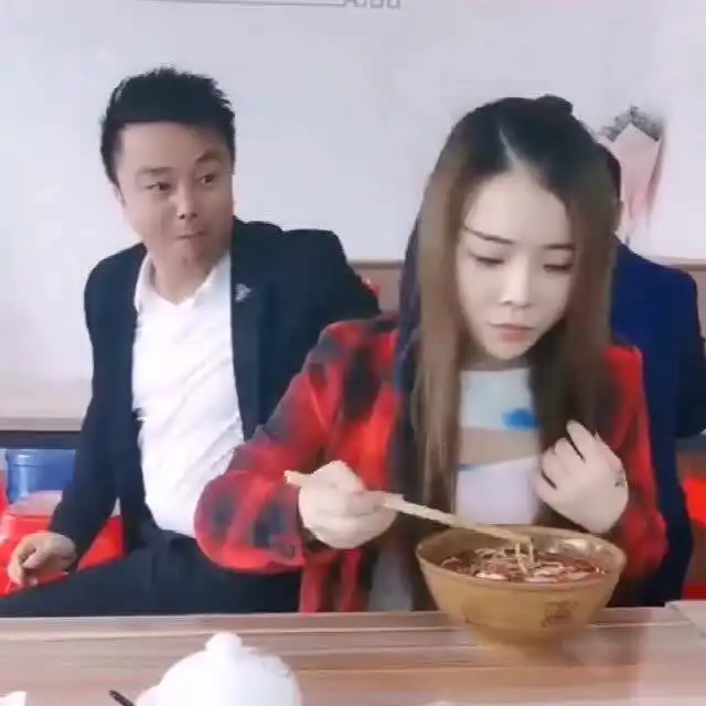 小伙子手上功夫练过的吧,躲美女背后做小动作,美女都懵了