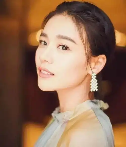 耳环怎么搭配看这些最会搭耳环的女星