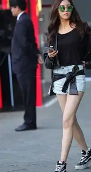 皮衣短裤长发墨镜美女,干练洒脱美女中的极品