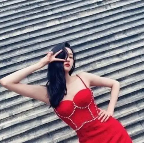 关晓彤换新头像了穿吊带露锁骨秀绝美身材,单手比耶高调宣示主权