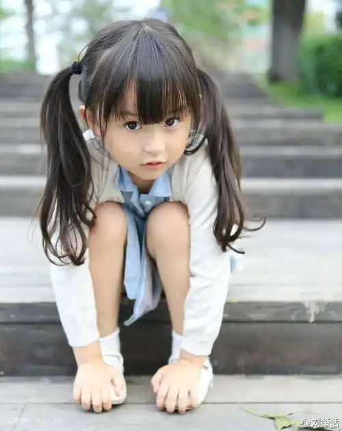 妈妈我好可怜啊快来看看这位外国小美女吧