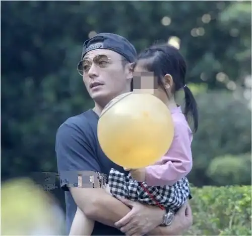 林心如45岁生日宴霍建华罕见秀恩爱,锁喉式拥抱老婆尽显霸总风范