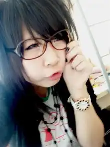 一个女生拿著棒棒糖的图片或者戴眼镜的女生急3张以上