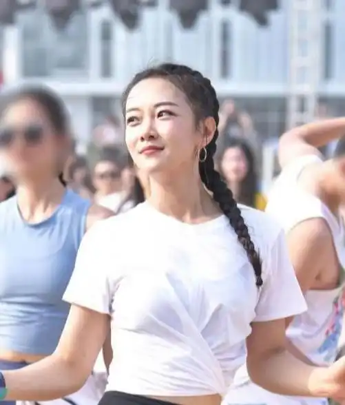 经典的黑白配,搭出自己的运动风格,充满少女般的甜蜜气息