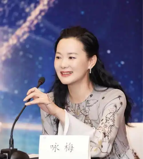 这是我见过最书卷气的美人55岁穿衣简约却高级,从容老去真美