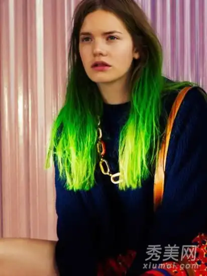 水果妹妹暴露了她的绿色头发