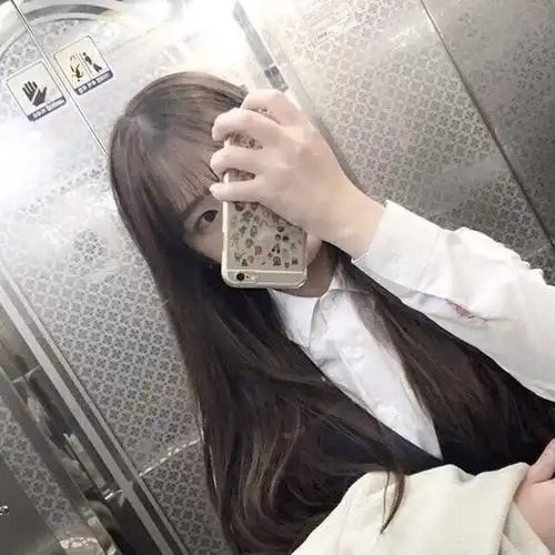不要露脸,用手机挡着脸的闺蜜头像