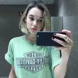 短发欧美女生头像,衣服是鲜艳的颜色