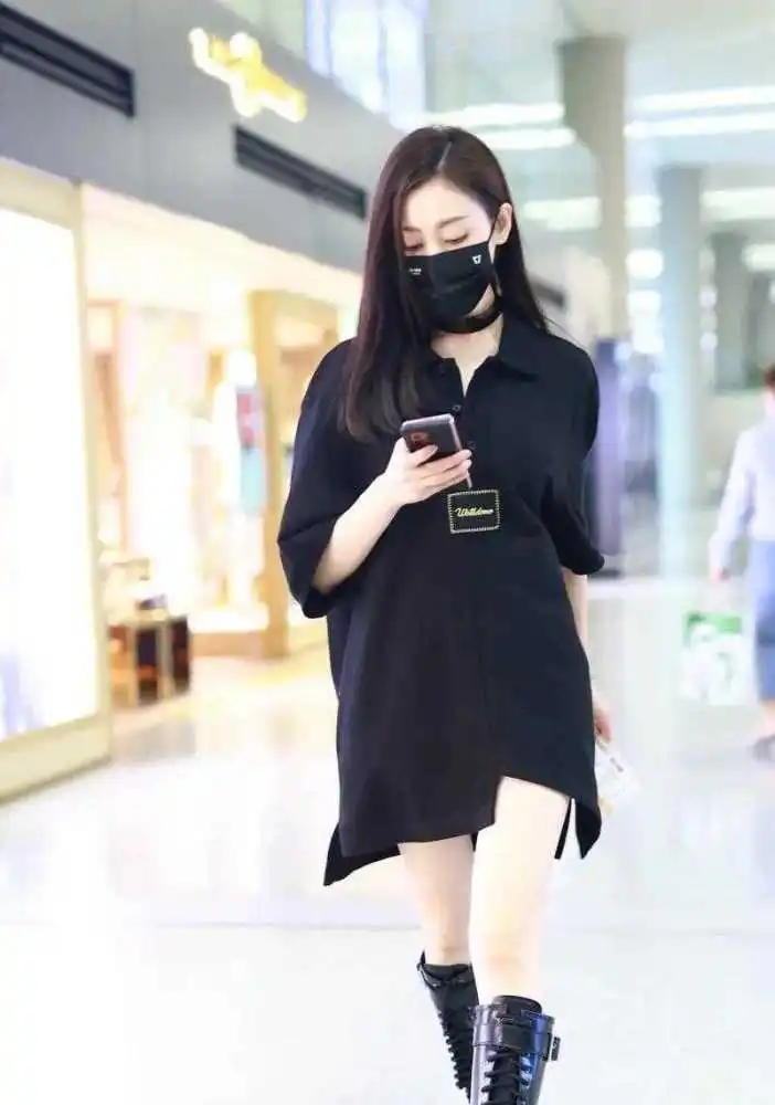 伏明霞很有阔太气质,穿黑色连衣裙优雅大气,不化妆也很贵气